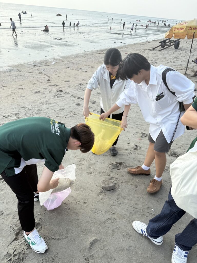 Volunteer students do good deeds for the public project.