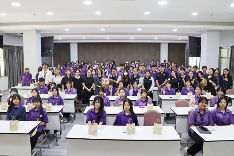 Teachers and high school students from Phrot Phithayapayat School.