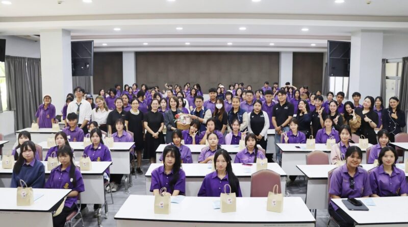Teachers and high school students from Phrot Phithayapayat School.