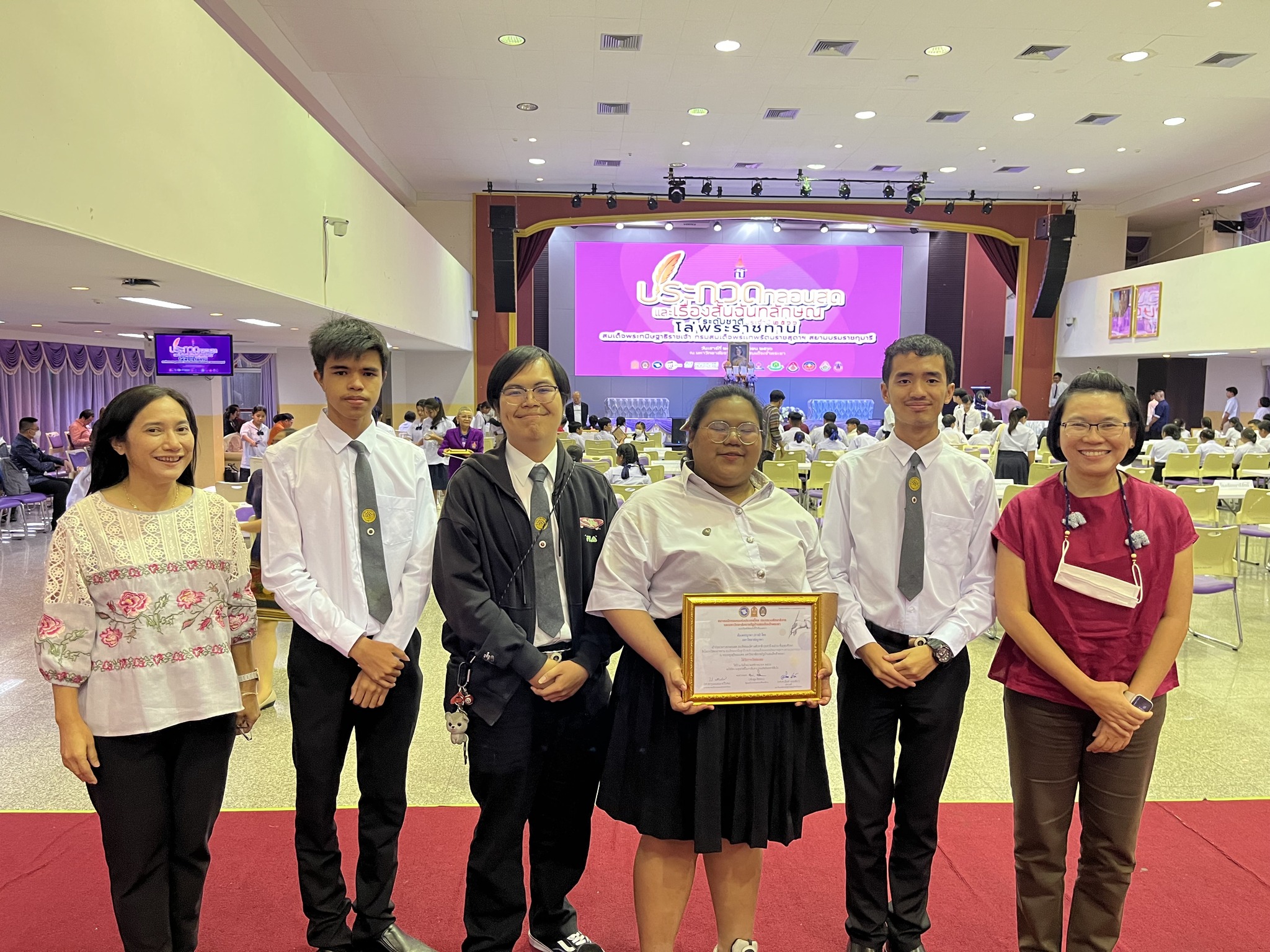 นิสิตภาควิชาภาษาไทยที่ได้รับรางวัลชมเชย การประกวดกลอนสด รอบชิงชนะเลิศ ระดับชาติ ประจำปี 2566