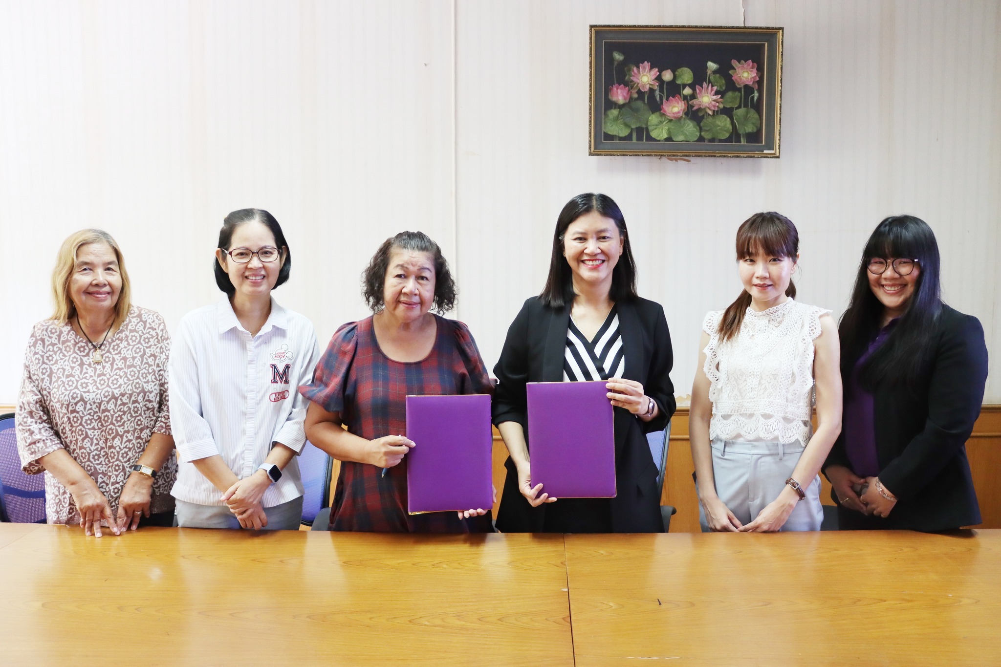 การลงนามความร่วมมือกับวิสาหกิจชุมชนผลิตภัณฑ์ผ้าทอมือคุณยายหง่วน