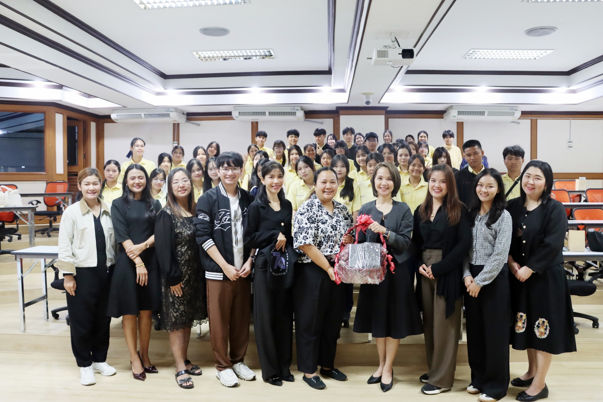 คณาจารย์และนักเรียนระดับมัธยมศึกษา โรงเรียนขุขันธ์